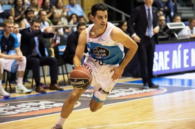 David Navarro avanza con el balón hacia la canasta del Joventut