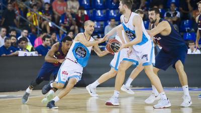 Jugadores del Monbus Obradoiro haciendo un bloqueo