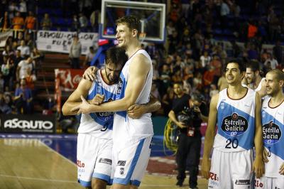 Los jugadores del Obradoiro celebran la victoria