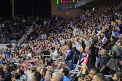 Afición del Monbus Obradoiro en el Multiusos Fontes do Sar