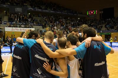 Los jugadores del Monbus Obradoiro celebran la victoria