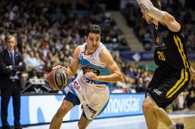 El jugador del Monbus Obradoiro David Navarro atacando