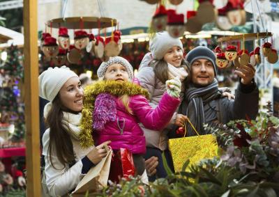 Familia realizando las compras de Navidad