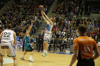 El Jugador del Monbus Obradoiro Benjamin Simons tirando de tres