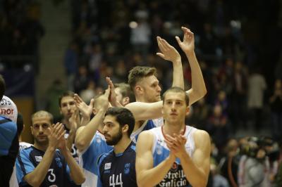 Los jugadores del Monbus Obradoiro dan las gracias a su afición