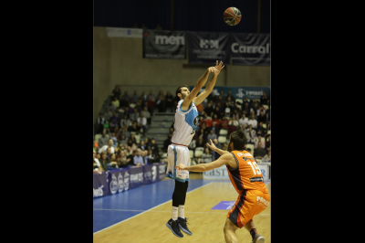 Alberto Corbacho tirando un triple contra el Valencia