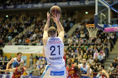 Matt Thomas lanza a canasta en un partido del Monbus Obradoiro