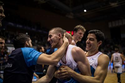 Jugadores del Monbus Obradoiro celebrando una victoria