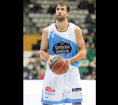 Llovet lanza un tiro libre en un partido del Monbus Obradoiro