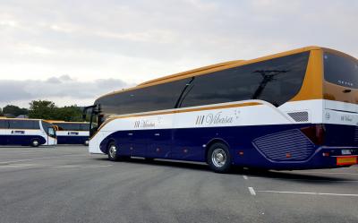 autobuses de Monbus estacionados