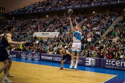 Matt Thomas lanza un triple en el partido ante el Barcelona