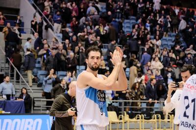 Nacho Llovet aplaude a la afición al final del partido