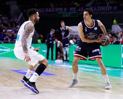 David Navarro aguanta el balón ante Jeffery Taylor