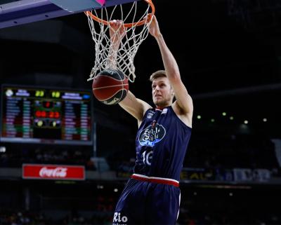 Nick Spires realiza un mate en el partido ante el Real Madrid