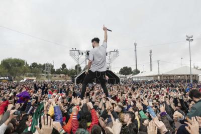 Actuación de un cantante durante el Viña Rock 2017