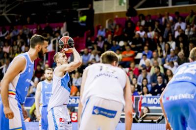 Matt Thomas lanza a canasta en el partido ante Morabanc Andorra