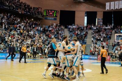 Los jugadores del Monbus Obradoiro celebran la victoria