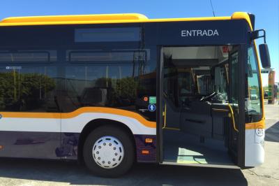 Entrada delantera de un autobús urbano de Monbus