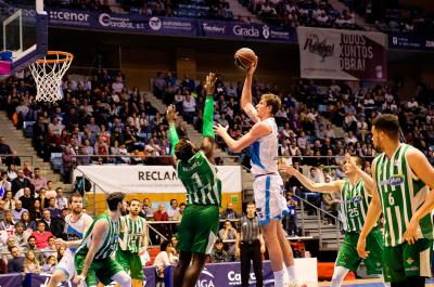 Artem Pustovyi lanza a canasta en el partido ante el Real Betis