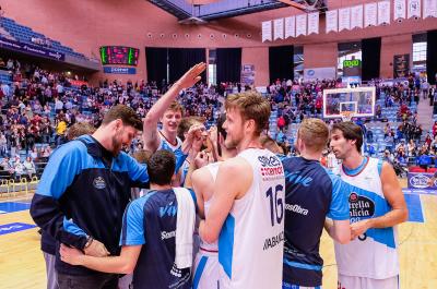 Alegría de los jugadores del Monbus Obradoiro tras el partido