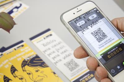 Usuario escanea el código QR para descargar el cuento