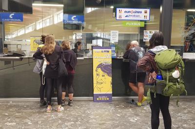 Usuarios en la taquilla de Monbus en la estación de Santiago