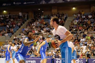 Nacho Llovet controla el balón ante la oposición de Deon Thompson