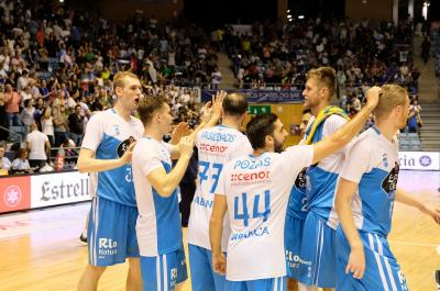 Los jugadores del Monbus Obradoiro celebran la victoria