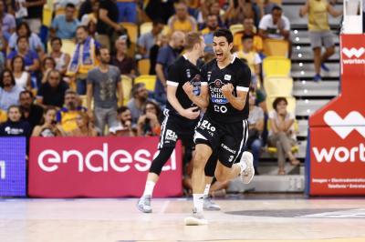 David Navarro celebra la victoria del Monbus Obradoiro