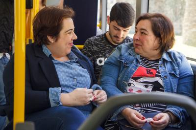 Les voyageurs dans un autobus urbain de Monbus