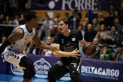 Andreas Obst intenta superar a Garett Nevels