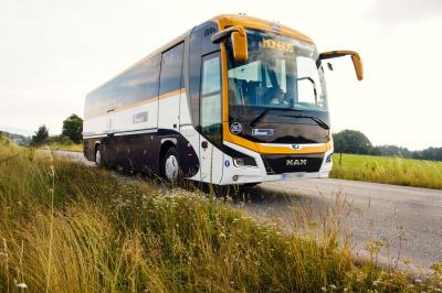 Autobús de Monbus circulando por una carretera