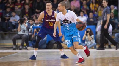 Albert Sàbat contrôle le ballon avant l’opposition de Heurtel