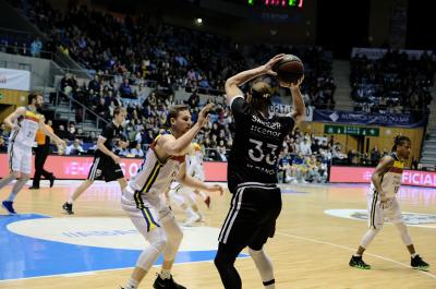 Kyle Singler aguanta el balón ante un jugador de Morabanc Andorra