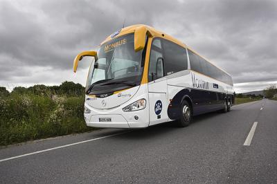 Viajeros en el interior de un autobús Monbus