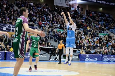 Vladimir Brodziansky intenta anotar ante dos jugadores de Unicaja