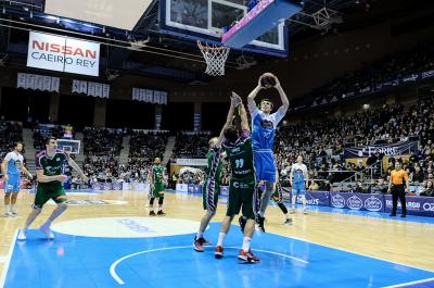 Kostas Vasileiadis lanza un triple en el partido ante Unicaja