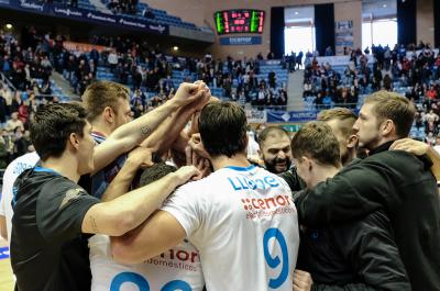 Los jugadores del Monbus Obradoiro celebran la victoria