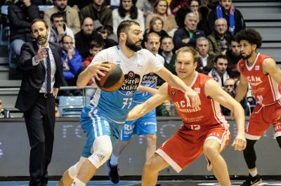 Kostas Vasileiadis controla el balón ante Brad Oleson