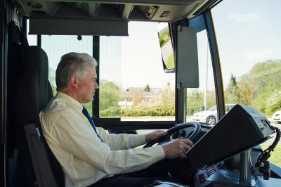 Conductor de Monbus realizando un trayecto de transporte urbano