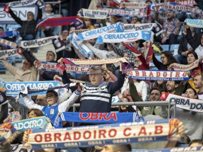 Afeccionados do Monbus Obradoiro animando durante un partido