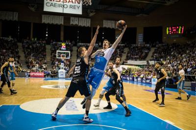 Andreas Obst anota la canasta de la victoria ante el Breogán