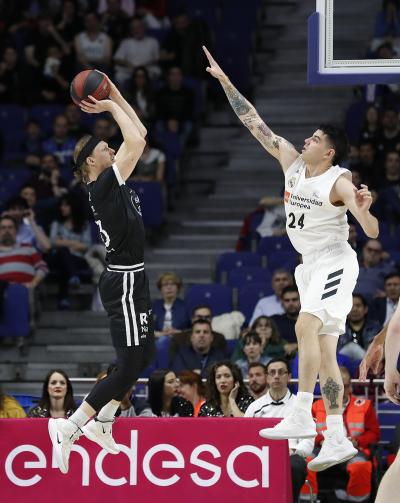 Kyle Singler lanza a canasta ante la defensa de Gabriel Deck