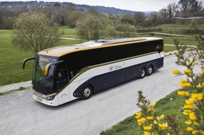 Autobús de Monbus estacionado en un parque de Lugo