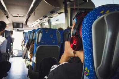 Viajero de Monbus en el autobús oficial hacia el Viña Rock