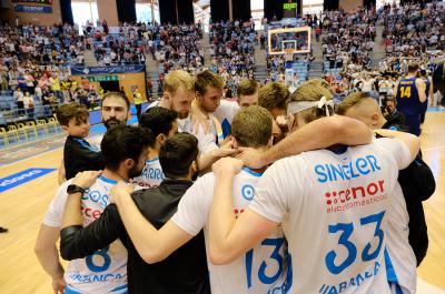 Los jugadores del Monbus Obradoiro celebran la permanencia