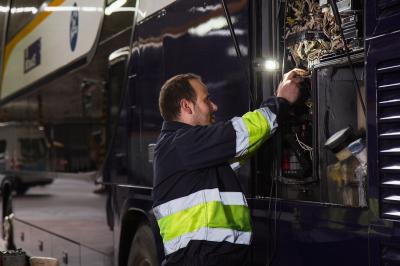 Operario de Talleres La Campiña reparando un autobús de Monbus