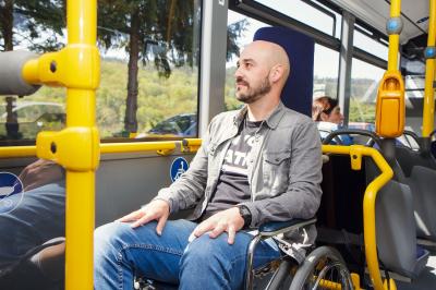 Usuario PMR en un autobús urbano de Monbus