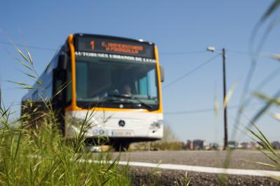 Autobús urbano de Monbus circulando por Lugo