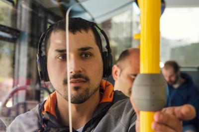 Usuario del transporte urbano de Lugo durante un trayecto